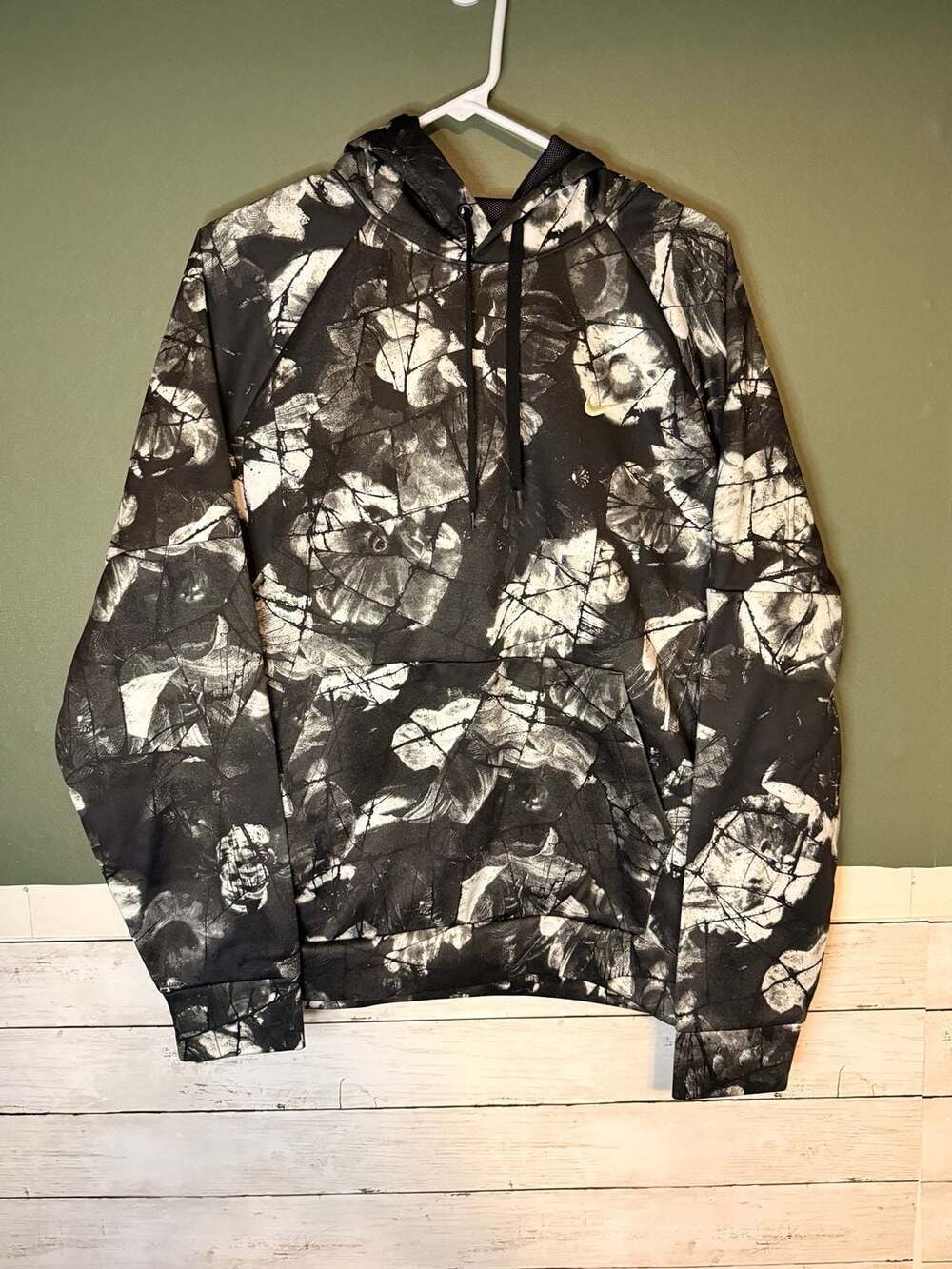 Nike Men's Large Pullover Fitness Hoodie Black Coconut Milk Floral Print Therma-